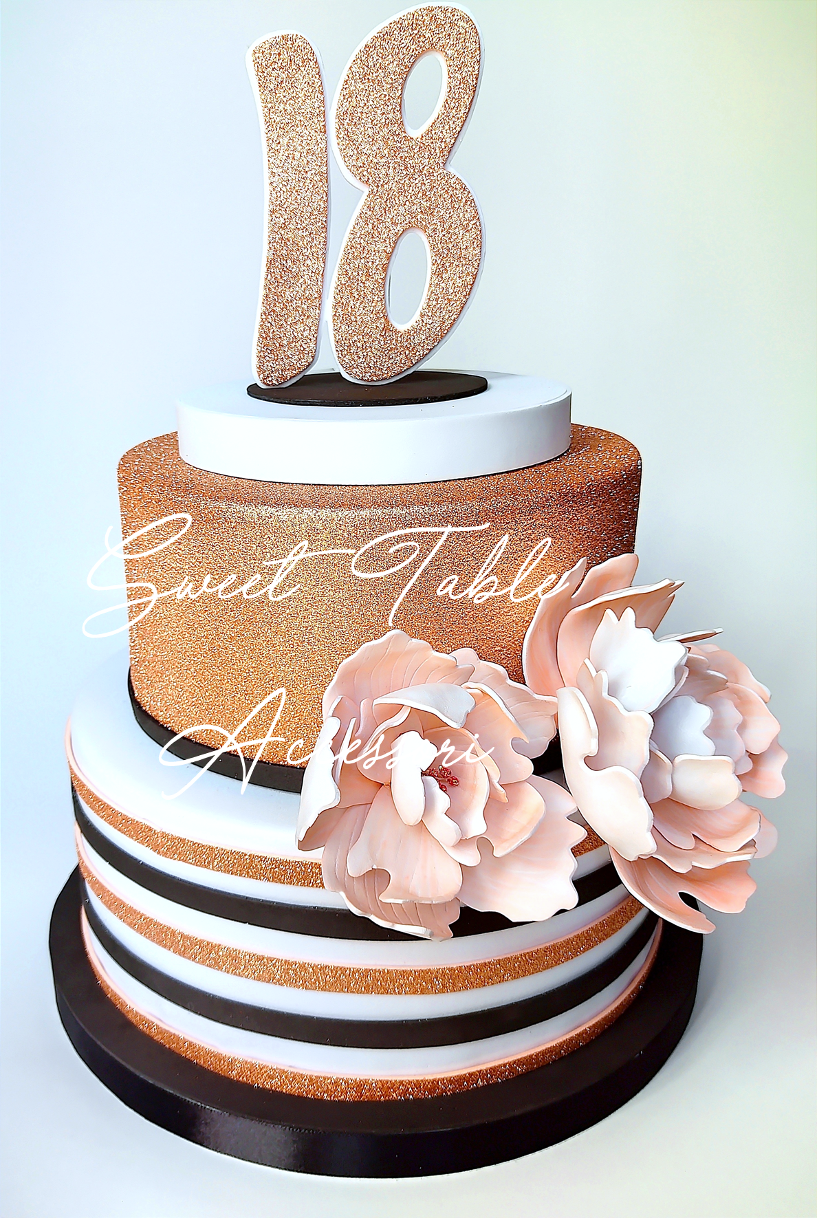 Torta 18° Compleanno Peonie 2 piani nero e rosa gold