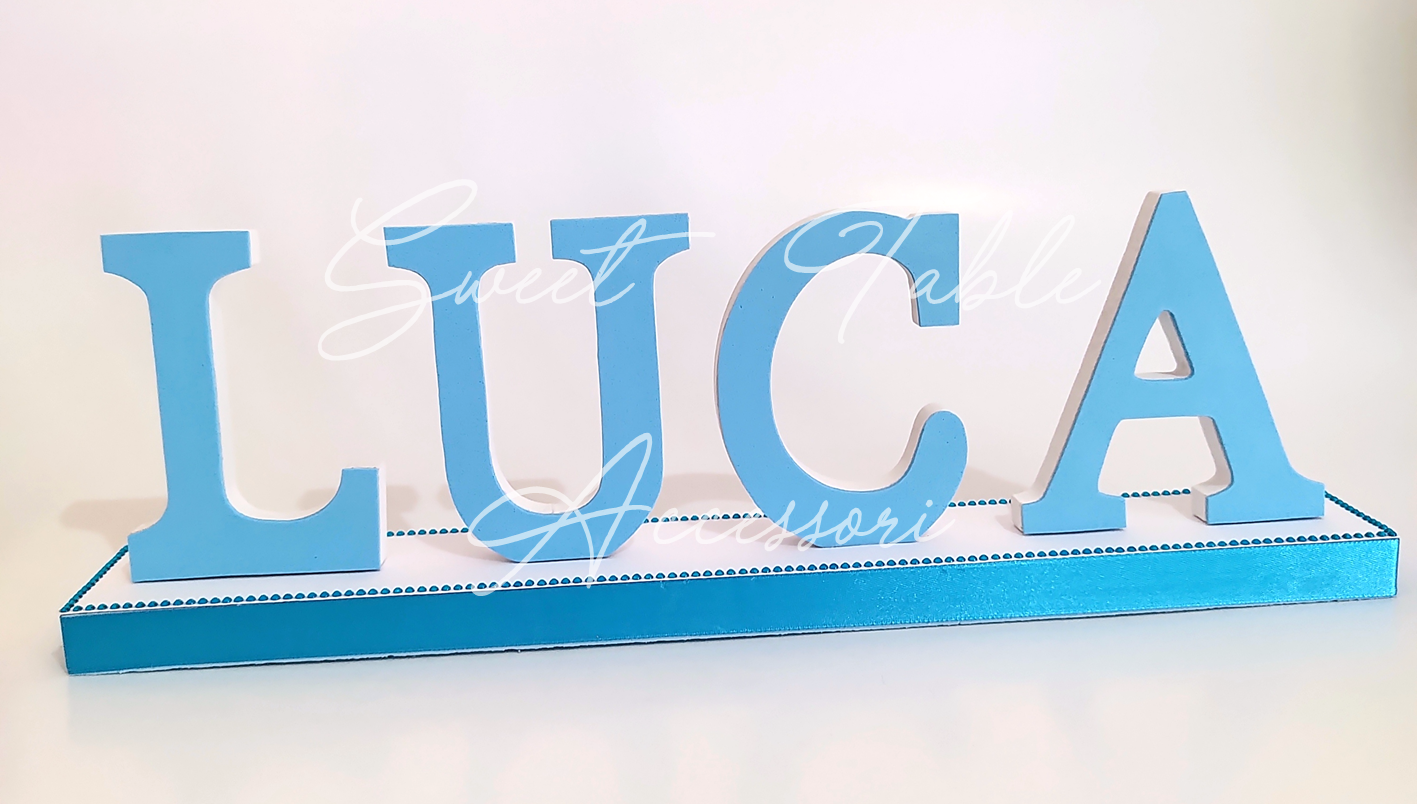 Nome con lettere in legno e base