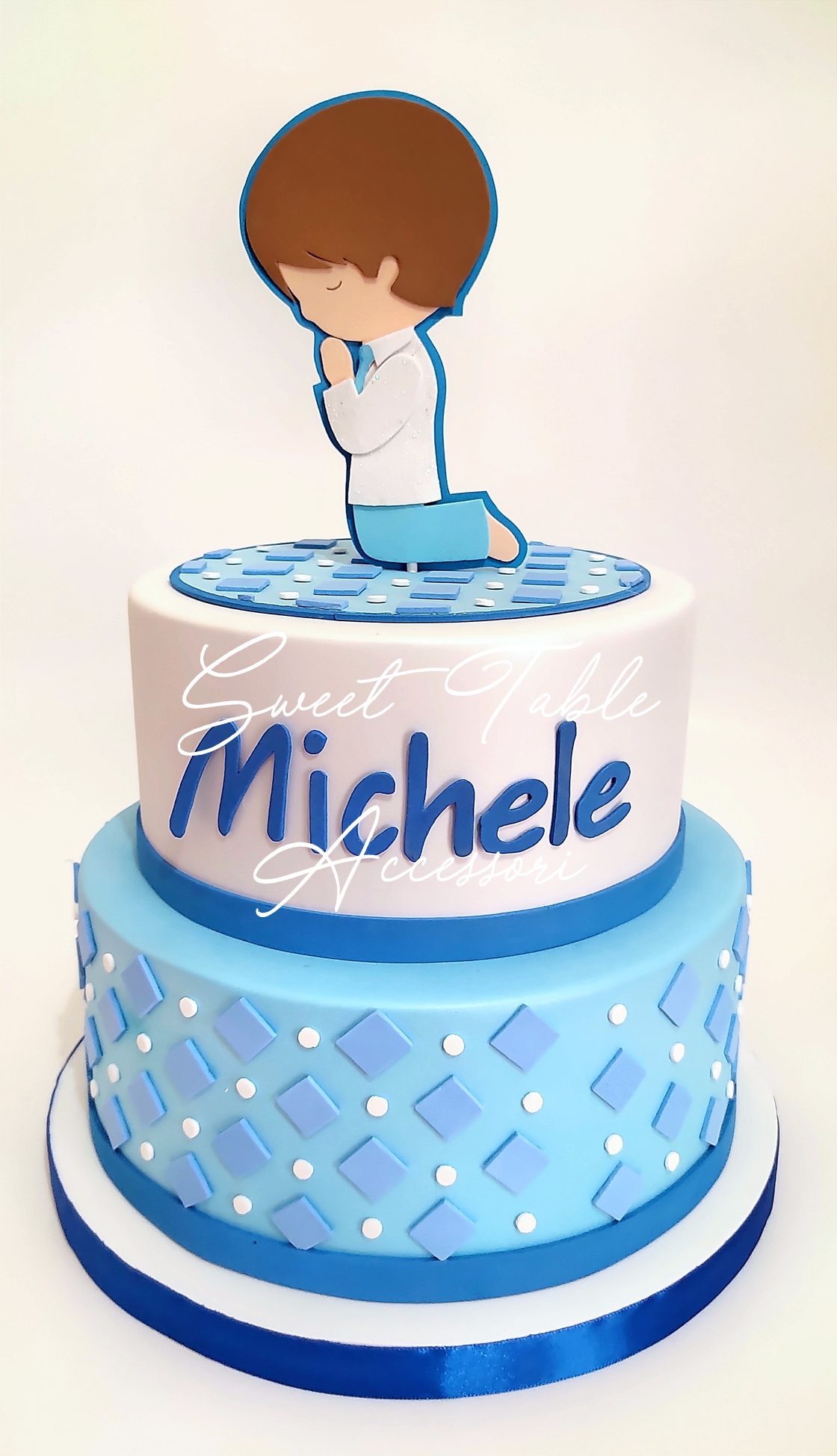 Torta scenografica Prima Comunione trama quadrati e pois 2 piani