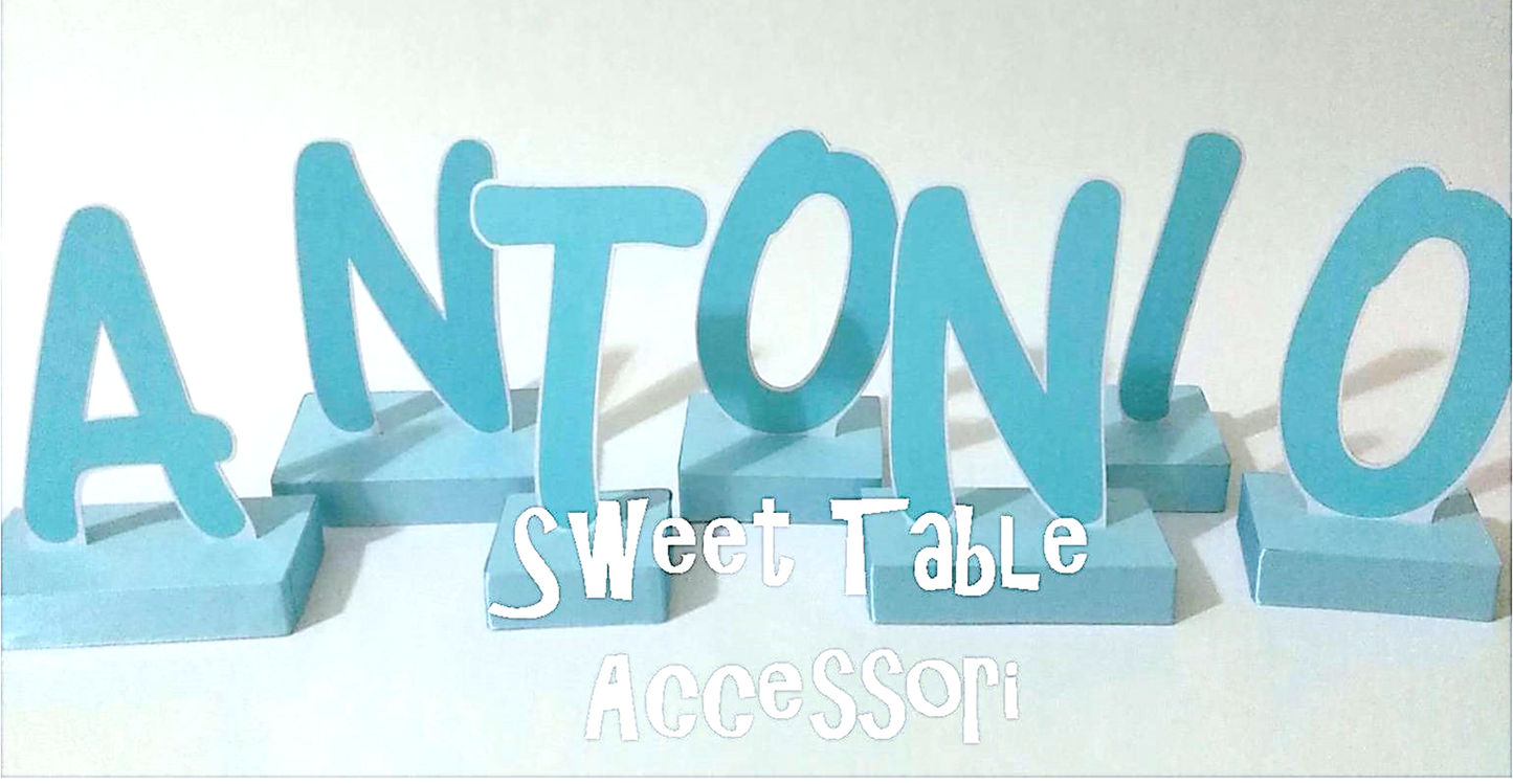 Nome con lettere in cartoncino e base