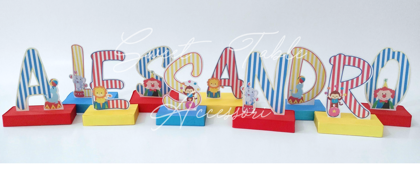 Nome con lettere in cartoncino e base