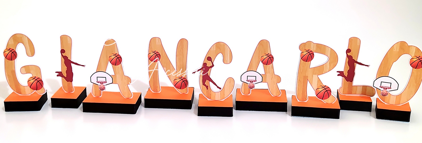 Nome con lettere in cartoncino e base