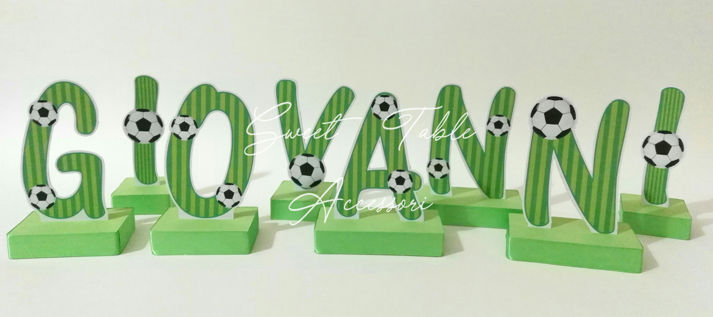 Nome con lettere in cartoncino e base