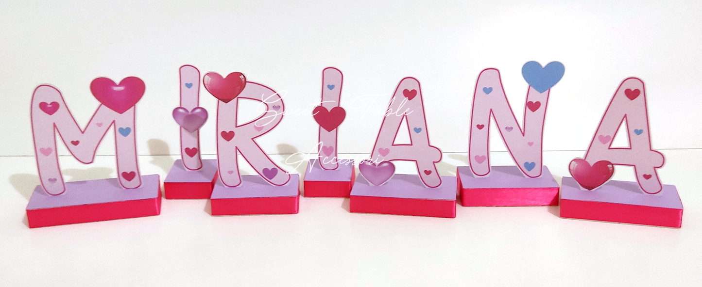 Nome con lettere in cartoncino e base